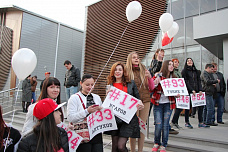 Болельщики встретили хоккеистов фейерверком, и наградили именными медалями