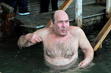 В Ростове крещенские купания проходили под дождем