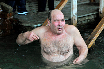 В Ростове крещенские купания проходили под дождем