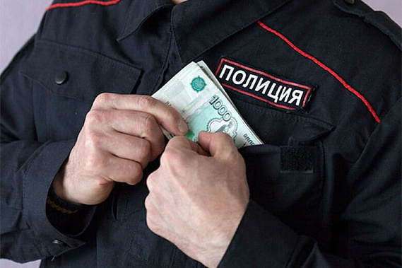 Полицейского обвиняют в мошенничестве