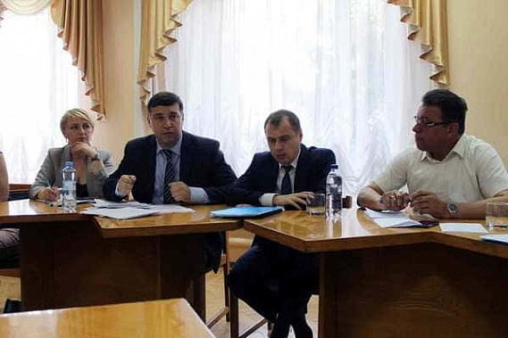 В диалоге с жителями принимали участие заместитель министра природных ресурсов и экологии Алла КУШНАРЕВА, министр природных ресурсов и экологии Михаил ФИШКИН, министр ЖКХ Андрей МАЙЕР и глава Кагальницкого района Игорь ГРИБОВ. В диалоге с жителями принимали участие заместитель министра природных ресурсов и экологии Алла КУШНАРЕВА, министр природных ресурсов и экологии Михаил ФИШКИН, министр ЖКХ Андрей МАЙЕР и глава Кагальницкого района Игорь ГРИБОВ.