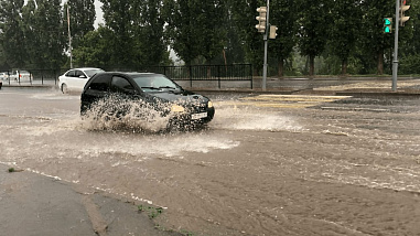 В Ростове из-за мощного ливня заблокировано движение на Малиновского
