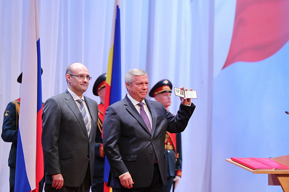 Последняя по времени церемония вступления В. Голубева в должность губернатора региона прошла 21 сентября 2020 года. Нынешний срок пребывания на губернаторском посту для Голубева - третий.  Источник фото: rostoveparhia.ru