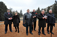 В Таганроге установили памятный знак комсомольцам