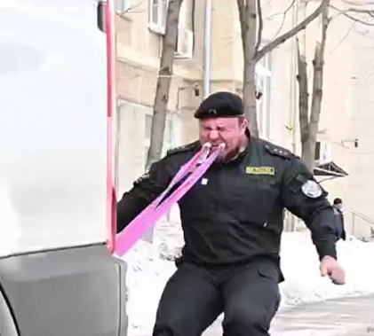 Шахтинский казак зубами протащил грузовик