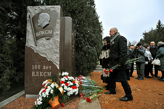 В Таганроге установили памятный знак комсомольцам