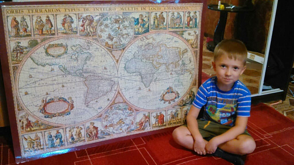 Саша КОЗАРЕЗОВ на фоне «семейного произведения».