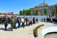 07 05 2026 В Ростове возложили гирлянду Славы к мемориалу защитников города в ВОВ