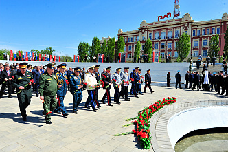 07 05 2026 В Ростове возложили гирлянду Славы к мемориалу защитников города в ВОВ