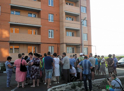 Собрание переселенцев у недостроенных домов в ЖК «Олимпийский». После работы сюда со всего города приехали сотни жителей: вдруг есть хорошие новости? Собрание переселенцев у недостроенных домов в ЖК «Олимпийский». После работы сюда со всего города приехали сотни жителей: вдруг есть хорошие новости?