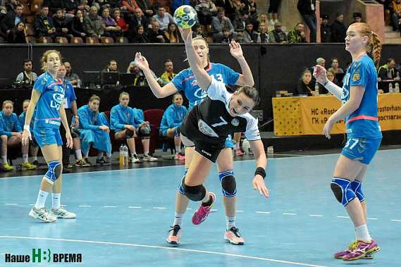 Майя Петрова (№ 7) в этой игре получила серьезную травму.