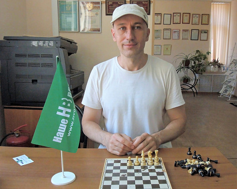 Гость редакции – победитель турнира под названием «Блицтурнир в честь Дня машиностроителя в клубе «Слоненок» им. В.М. Канцына при поддержке газеты «Наше время», кандидат в мастера спорта Дмитрий МУРАВЬЕВ. Он набрал семь из девяти возможных очков.