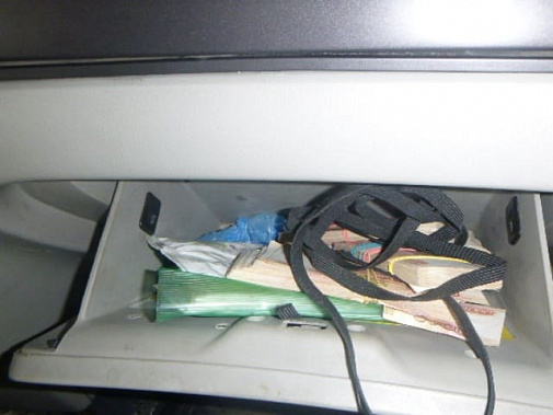 Через границу в Гуково мужчина пытался вывезти 12,5 тысячи долларов без декларации