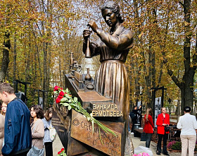 В Ростове-на-Дону Владимир Мединский и Анна Попова открыли памятник донскому микробиологу