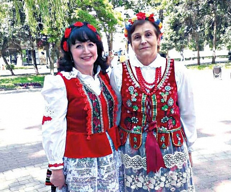 Татьяна ВИЦЕВА и Хелена ГАПАНОВИЧ (слева направо) в национальных костюмах разных воеводств.