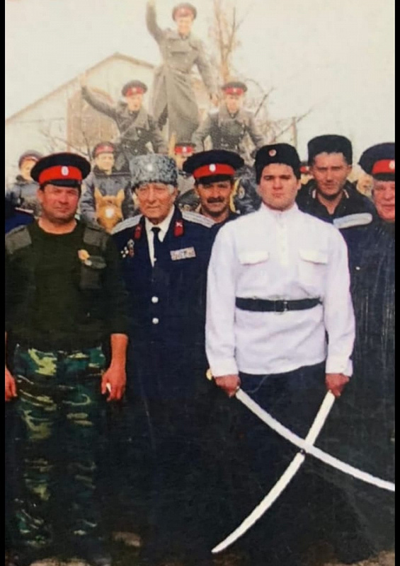 На фото – Илья Шаров (с шашками)