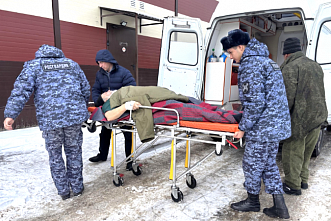 Шолоховский район: сотрудники Росгвардии помогли медикам с перевозкой больного