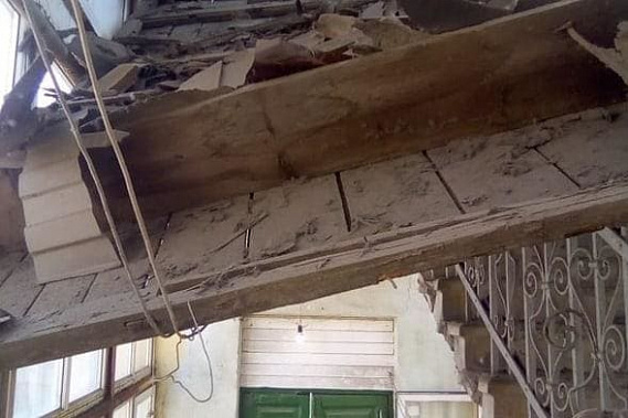 В центре Ростова обрушилась часть крыши дома