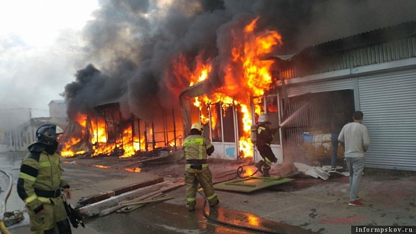 В Шахтах вспыхнул пожар на центральном рынке