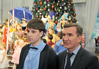 Губернаторская елка зажгла огни