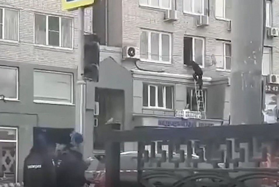 В Ростове идут допросы силовика, взявшего в заложники жену