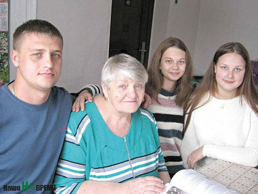 Наталья Васильевна ДОНЕЦКОВА с внуками Александром и Екатериной и юным краеведом Любой МУСТАФИНОЙ.