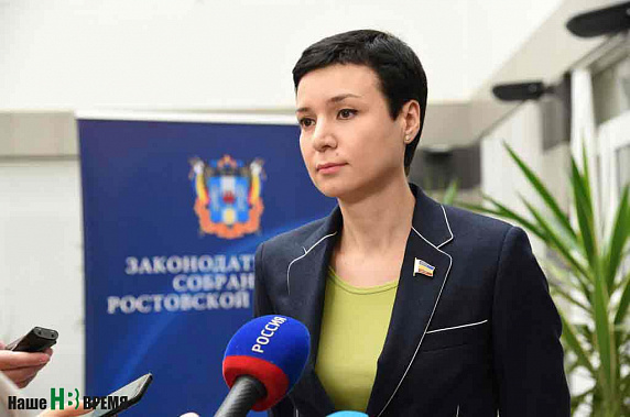 – Чтобы люди на местах смогли получать бесплатные онлайн-консультации, им нужно будет просто прийти в местный МФЦ и подать соответствующее заявление, – уточнила Ирина РУКАВИШНИКОВА. – Сотрудники МФЦ установят прямую видеосвязь с нужным специалистом. – Чтобы люди на местах смогли получать бесплатные онлайн-консультации, им нужно будет просто прийти в местный МФЦ и подать соответствующее заявление, – уточнила Ирина РУКАВИШНИКОВА. – Сотрудники МФЦ установят прямую видеосвязь с нужным специалистом.