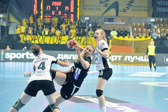 Ворота тольяттинского клуба атакует Ярослава ФРОЛОВА.