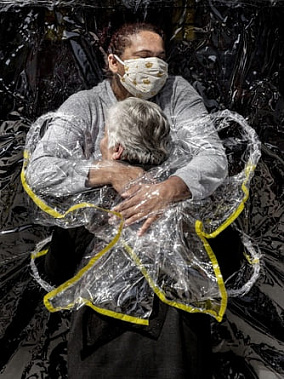  Лучшее фото года по версии «World Press Photo»: снимок «Первые объятия» сделан в пансионате для престарелых.