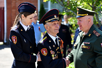 Ветеран ВОВ Петр Голышкин принял парад у своего дома