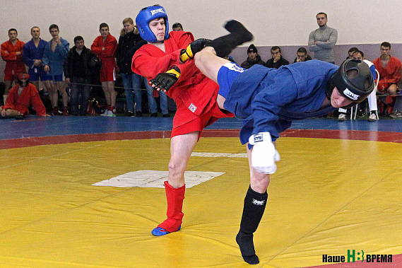 В боевом самбо есть элементы армейского рукопашного боя и боев без правил.