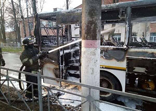 В Красносулинском районе служебный автобус загорелся, в Волгодонске — попал в ДТП