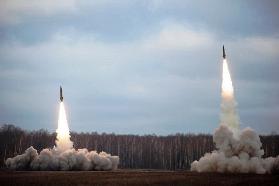 Дежурные силы ПВО прервали ракетную атаку в небе над Азовским морем