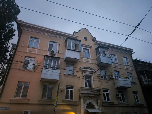Дом в переулке Халтуринском,29, наиболее пострадал при августовском налете украинских дронов. Источник фото: администрация Ростова.
