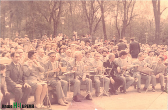 …А в парке старом гуляют пары