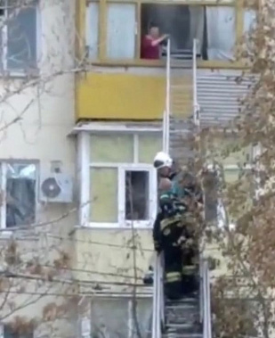 В Белой Калитве с балкона горящей квартиры спасли маму с двумя малышами