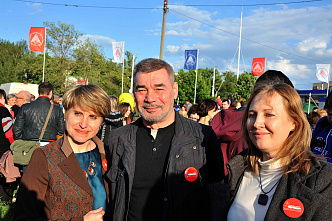 На поляне перед физфаком ЮФУ собрались те,  кто в разное время окончил университет
