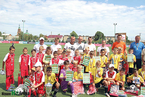 Сразу после финала команды, тренеры, почетные гости сделали фото на память.