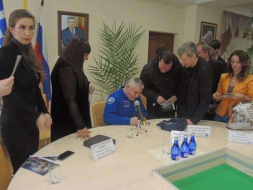 Космонавт Федор Юрчихин -  традиционные автографы в Ростовском музее космонавтов перед полетом; в очереди за автографами.