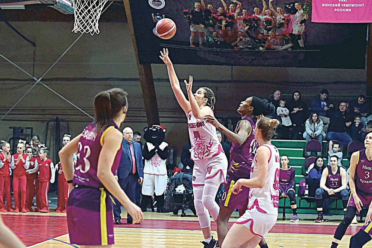 По кольцу «Ники» бросает Екатерина ОСИПОВА. Фото с сайта БК «Пересвет-ЮФУ»