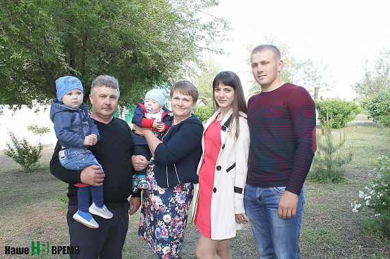 Семья Аскалеповых – на руках у главы семейства Николая Аскалепова внук Тимофей (горожанин, сын дочери, приехавший «на побывку»), у Елены Николаевны Аскалеповой на руках полный тезка деда – Николай Анатольевич, рядом – невестка Надежда и сын Анатолий. Семья Аскалеповых – на руках у главы семейства Николая Аскалепова внук Тимофей (горожанин, сын дочери, приехавший «на побывку»), у Елены Николаевны Аскалеповой на руках полный тезка деда – Николай Анатольевич, рядом – невестка Надежда и сын Анатолий.