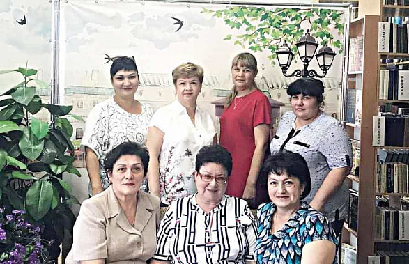 Татьяна ЧЕРНОВА, Ирина ШКУРДАЛОВА, Ирина ЗАМЛЕЛОВА (слева направо в первом ряду) и Наталья КАРЯКИНА, Татьяна ТОРОПЧИНА, Оксана БОРИСОВА, Светлана ПОЖИДАЕВА (во втором ряду) – активистки женсовета Зимовниковского района. Татьяна ЧЕРНОВА, Ирина ШКУРДАЛОВА, Ирина ЗАМЛЕЛОВА (слева направо в первом ряду) и Наталья КАРЯКИНА, Татьяна ТОРОПЧИНА, Оксана БОРИСОВА, Светлана ПОЖИДАЕВА (во втором ряду) – активистки женсовета Зимовниковского района.