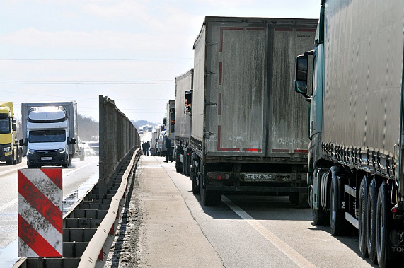 Пробка в районе моста через Северский Донец растянулась на 30 километров в обоих направлениях.