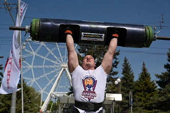  На Театральной площади Ростова-на-Дону в борьбе за «Кубок Победы» померились силушкой богатыри