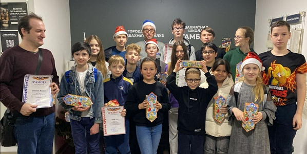  В Ростове-на-Дону Дед Мороз дал сеанс одновременной игры юным шахматистам