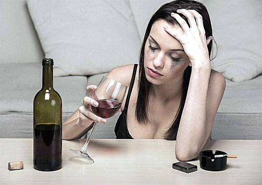 Бокал вина в одиночестве пить не рекомендуется
