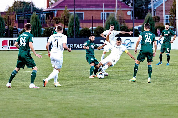 Упорная борьба с «Краснодаром-2» в конце концов завершилась в пользу «Чайки» (белая форма).