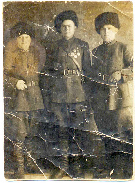 Я.Д. Ермаков в центре.