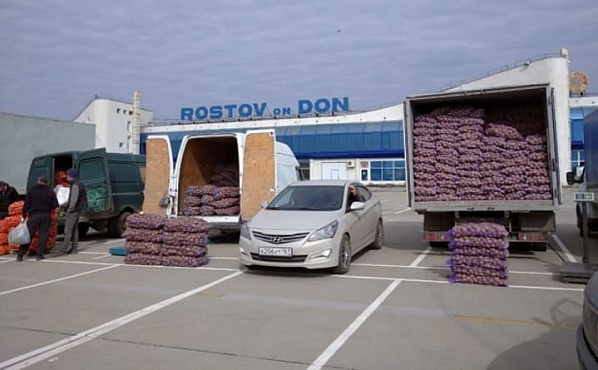 На новое место - площадь перед старым аэропортом - первыми переехали торговцы продуктами.