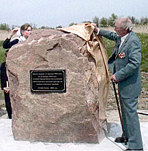 4 мая 2004 года. Открытие Памятного камня на месте нескольких расстрелов активистов, евреев и военнопленных в Луневой балке. Открывает памятник ветеран-минометчик (воевал на «Катюше»), учитель Костюхов Николай Петрович. (Фото взято из Песчанокопского райо